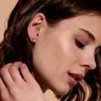 Clustdlysau Ton Arian Cwlwm Calon Olivia Burton 24100038