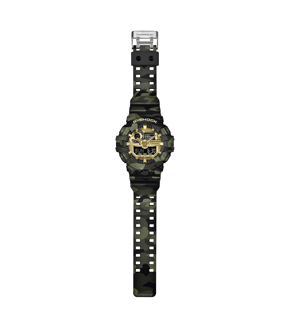 Oriawr Dynion Casio G-Shock gyda Deial Aur a Strap Camo GA-700CMG-3AER