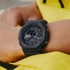 Casio G-Shock Gwylio Analog-Ddigidol i Ddynion gyda Deial Du a Strap Du GA-B2100-1A1ER