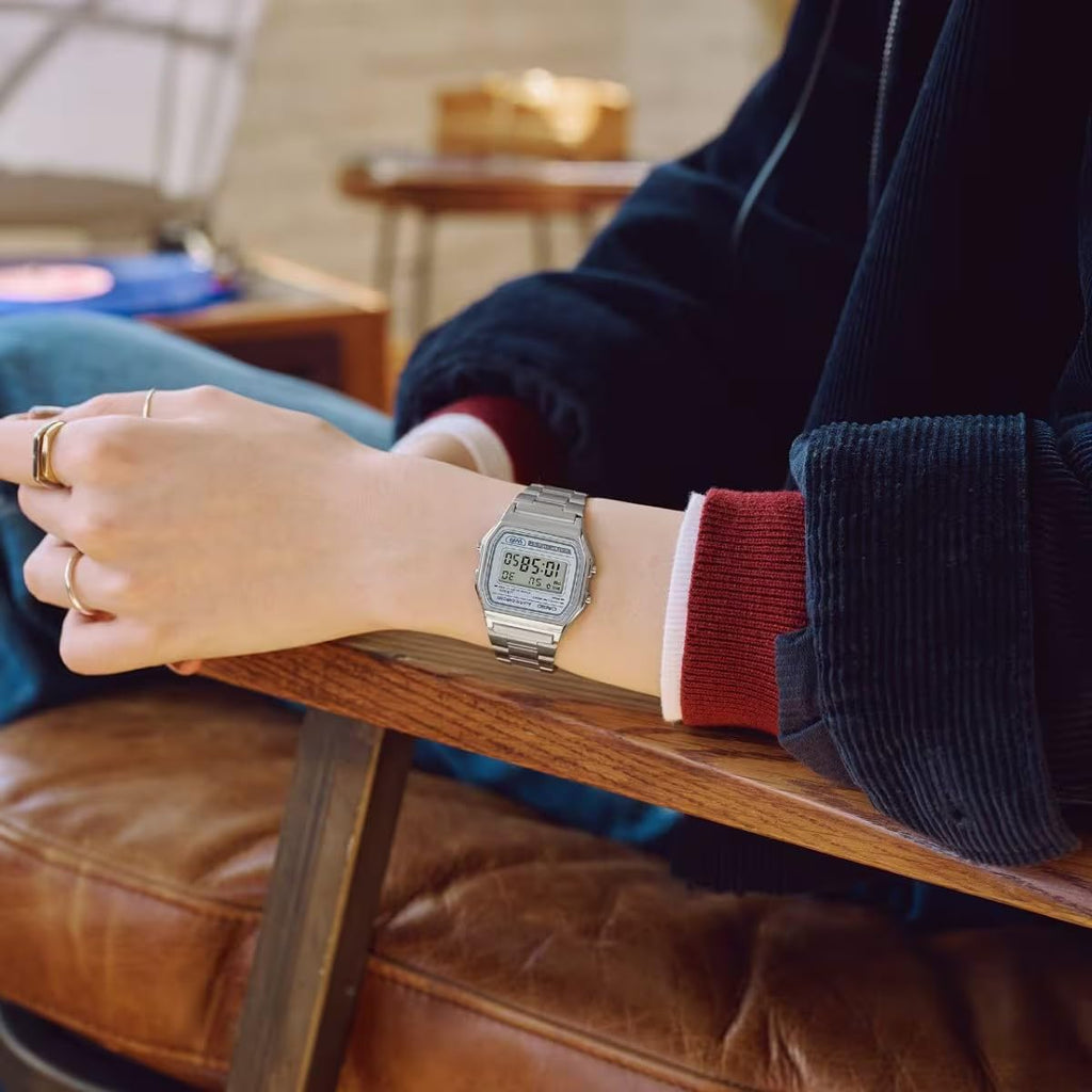 Olwgfa Ddigidol Casio Collection i Ddynion gydag Wyneb Arian a Strap Arian A158WEA-7EF