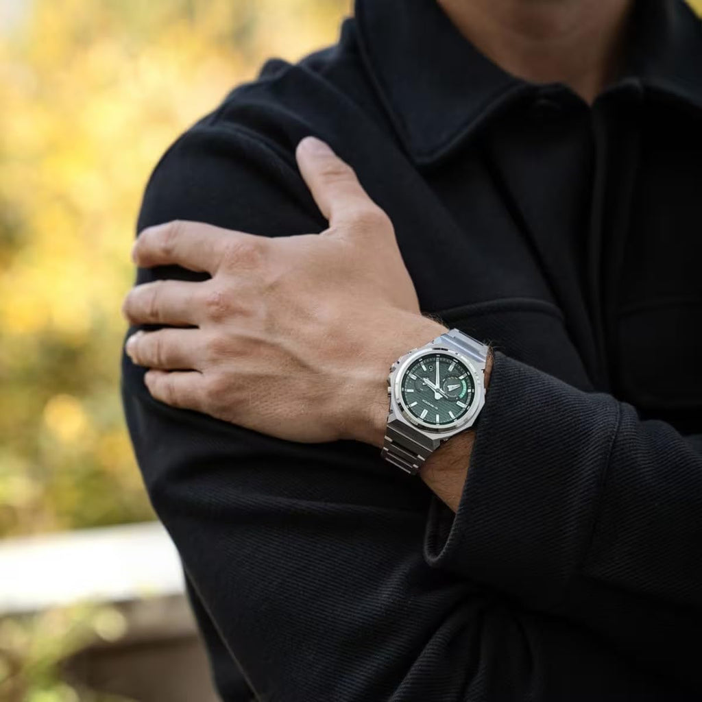 Casio G-Shock Gwylio Dynion â Deial Gwyrdd a Strap Arian GST-B1000D-3AER