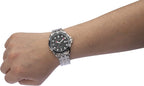 Accurist Mens Watch gyda Deial Du a Breichled Arian 7291