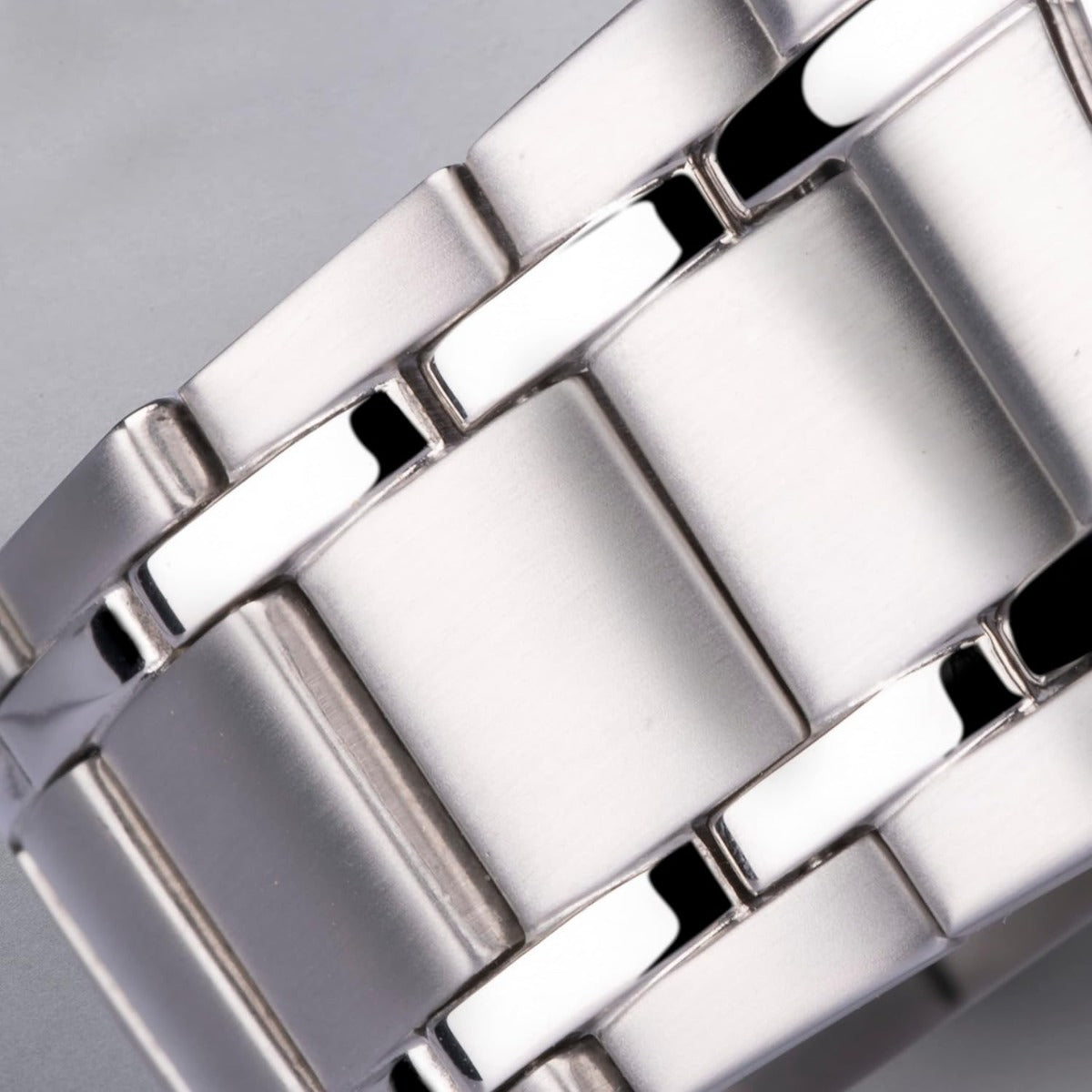 Accurist Mens Classic Watch with Black Dial and Silver Bracelet 73002