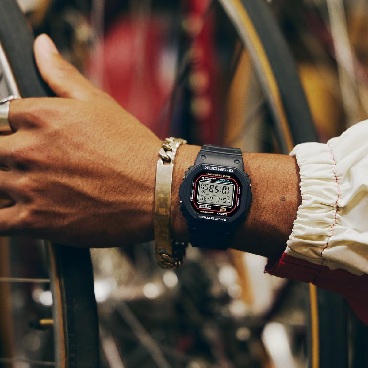 Oriawr Ddigidol i Ddynion Casio G-Shock gyda Deial Du a Strap Ddu DW-5600RL-1ER