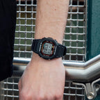 Oriawr Ddigidol i Ddynion Casio G-Shock gyda Deial Du a Strap Ddu DW-5600RL-1ER