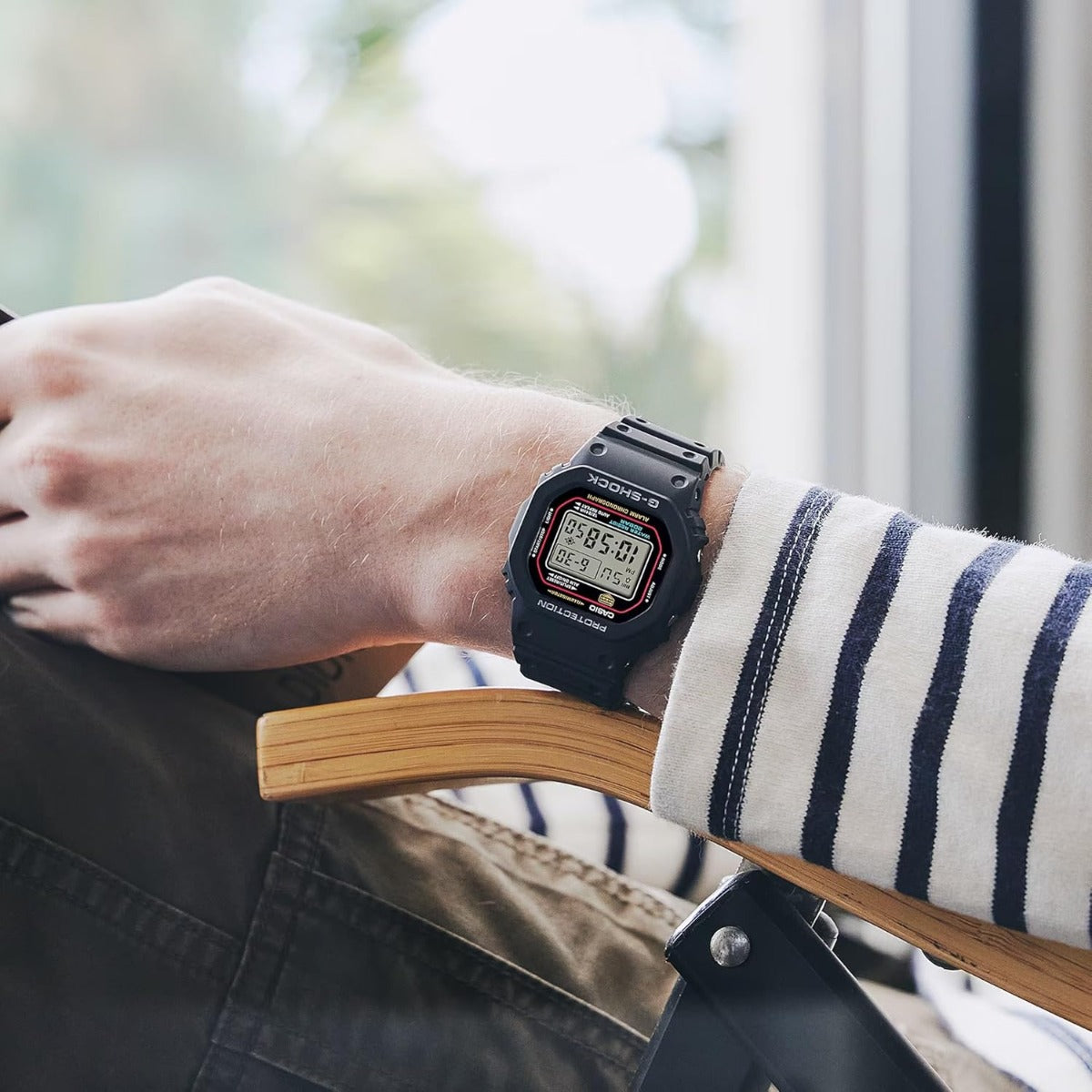 Oriawr Ddigidol i Ddynion Casio G-Shock gyda Deial Du a Strap Ddu DW-5600RL-1ER