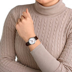 Cloc Menywod Clasurol Mondaine gydag Wyneb Gwyn a Strap Lledr Fegan Brown A658.30323.11SBGV