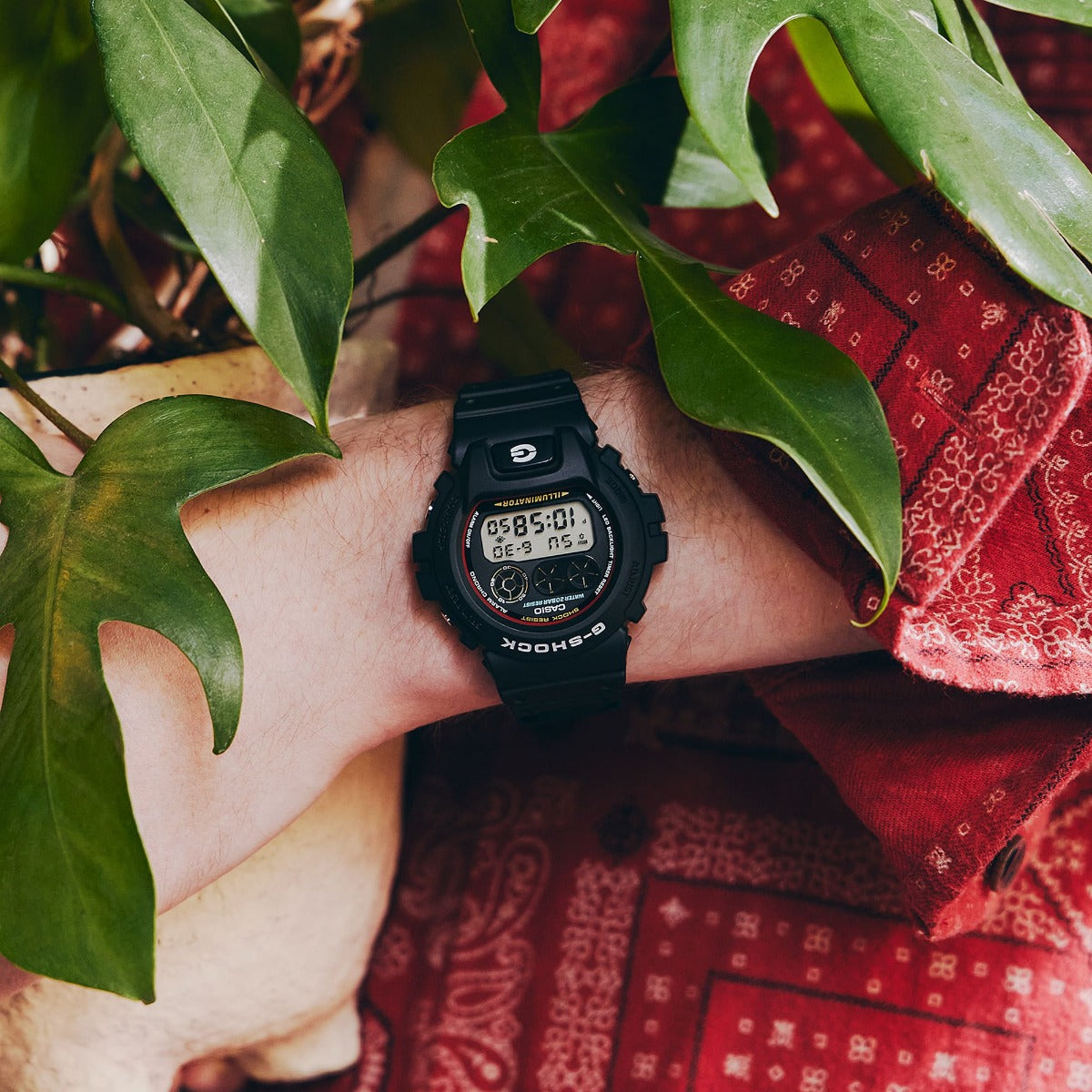 Casio G-Shock Gwylfa Ddigidol i Ddynion gyda Deial Du a Strap Du DW-6900RL-1ER
