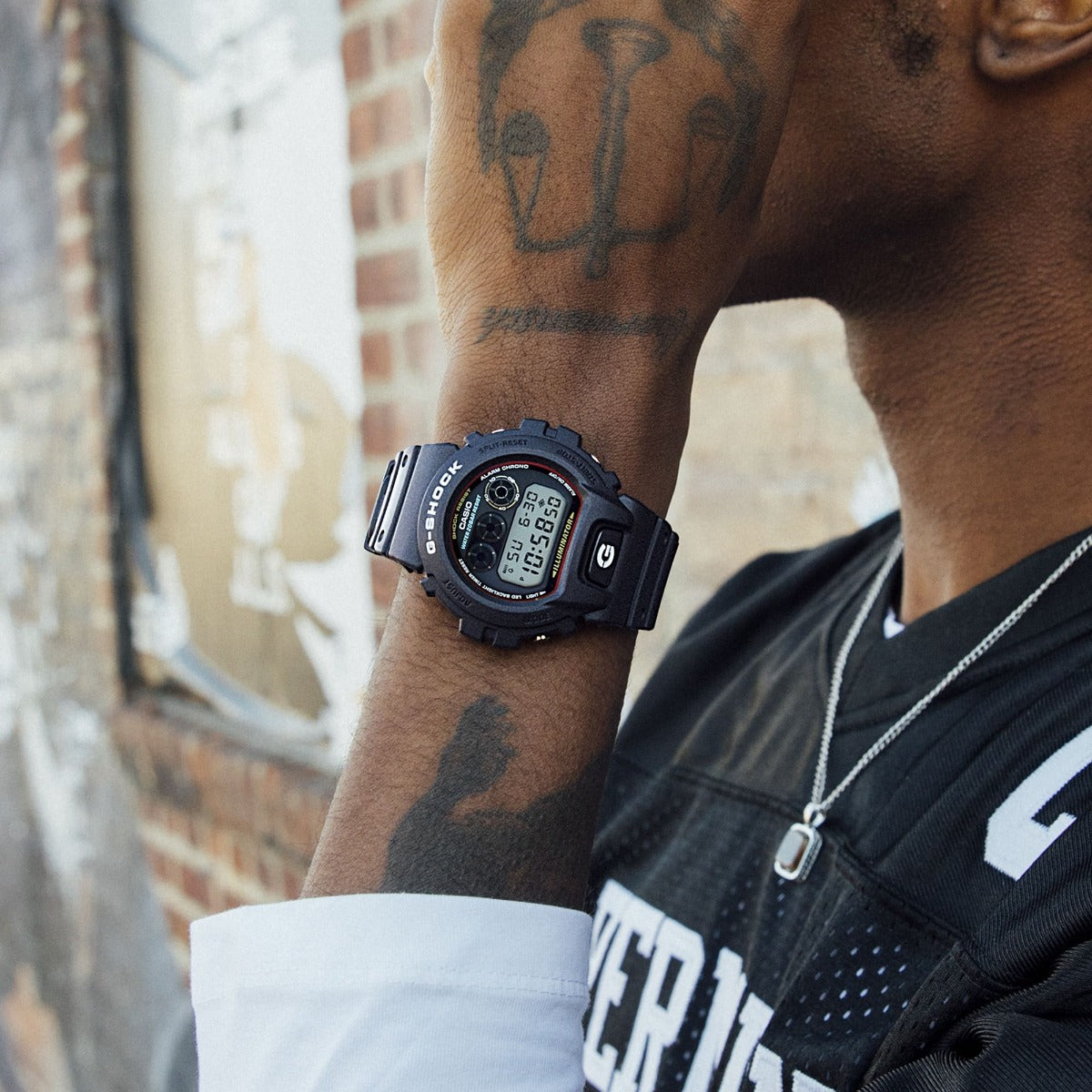 Casio G-Shock Gwylfa Ddigidol i Ddynion gyda Deial Du a Strap Du DW-6900RL-1ER