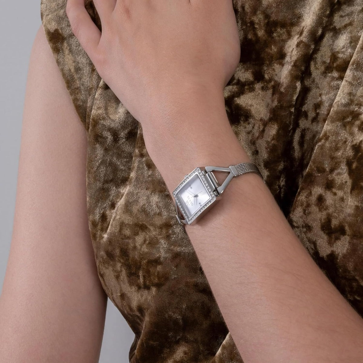 Gwifren Merched Guess gyda Deial Arian a Strap Milanese Arian GW0400L1