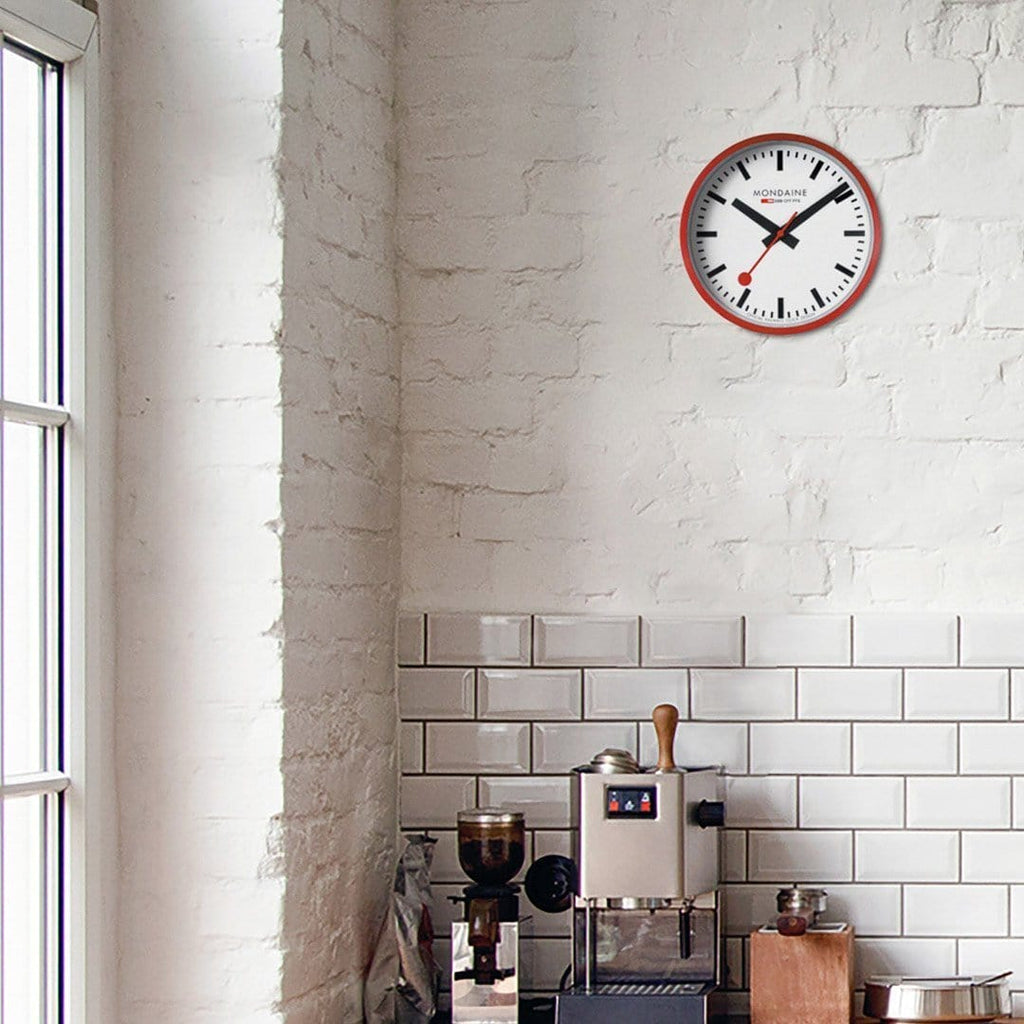 Cloc Wal Mondaine gydag Wyneb Gwyn a Chas Coch A990.CLOCK.11SBC
