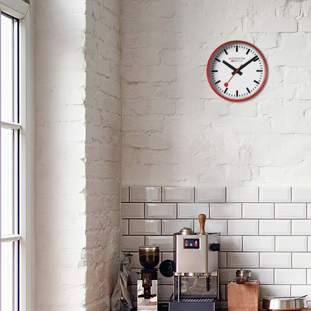 Cloc Wal Mondaine gydag Wyneb Gwyn a Chas Coch A990.CLOCK.11SBC