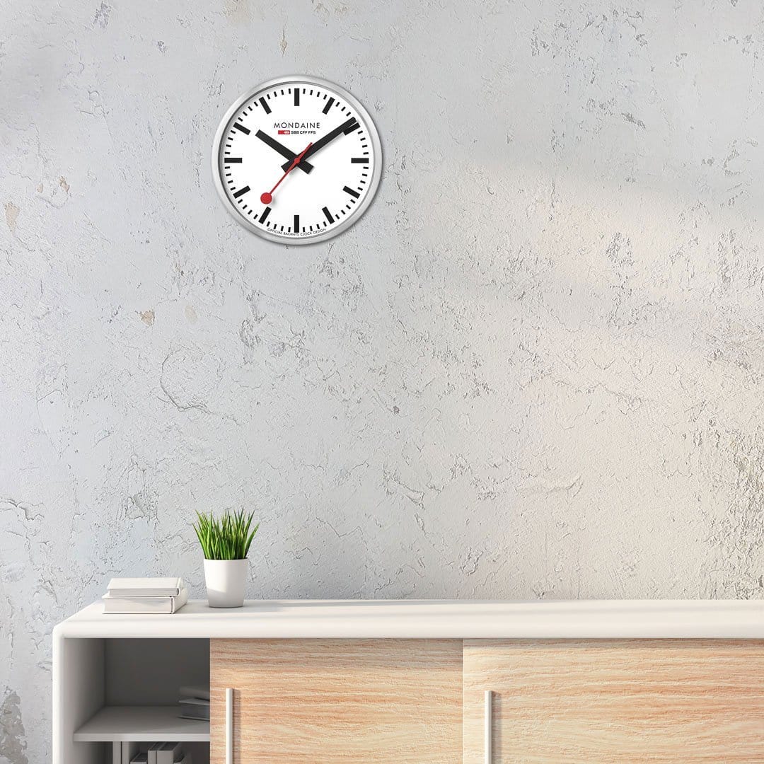 Cloc Wal Mondaine gydag Wyneb Gwyn ac Achos Arian A990.CLOCK.16SBB