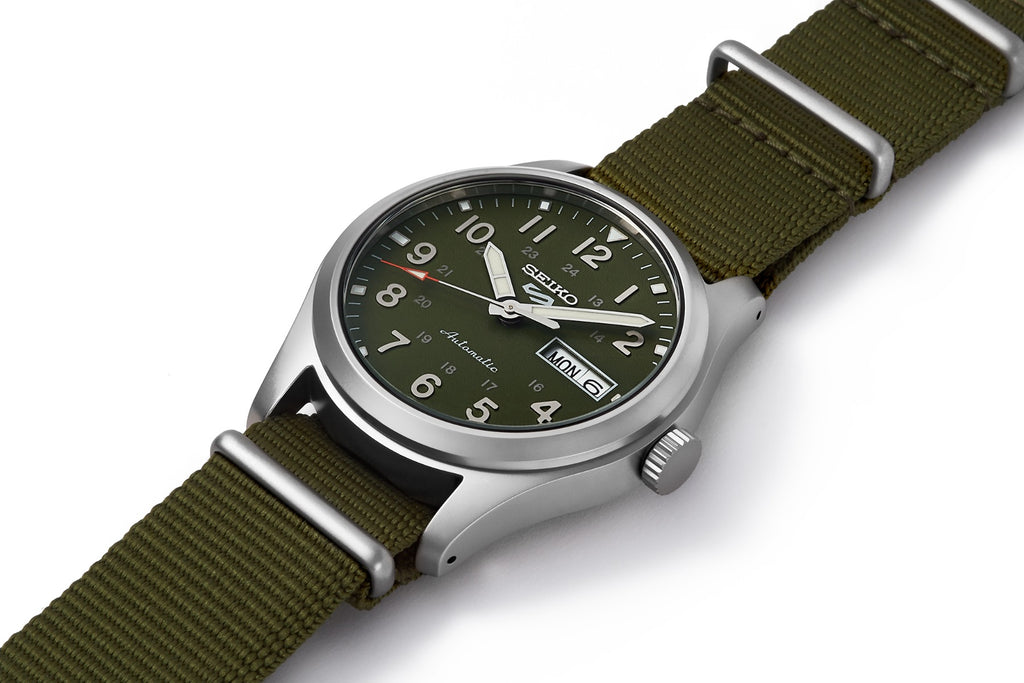 Gwylio Awtomatig Seiko 5 Sports i Ddynion gyda Deial Gwyrdd a Strap Neilon Gwyrdd SRPG33K1