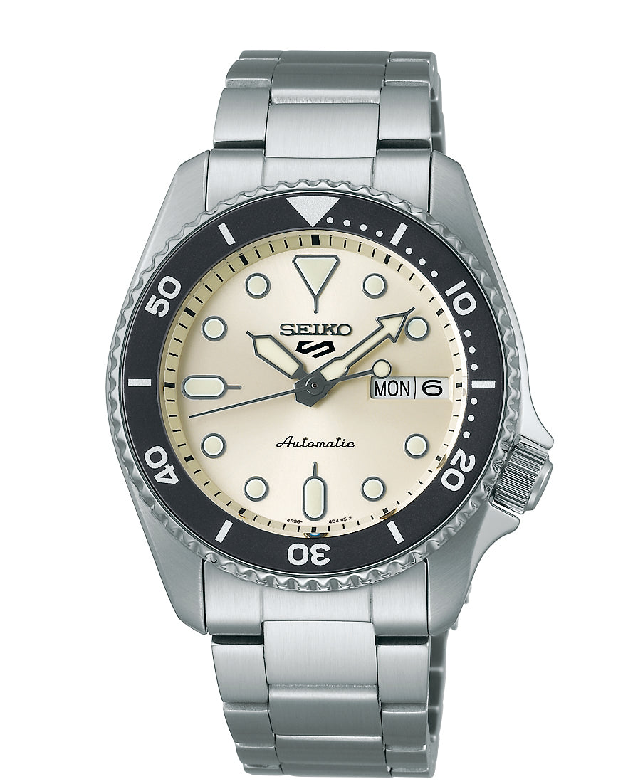 Gwylio Awtomatig Seiko 5 Sports SKX 'Midi' gyda Deial Mono a Breichled Arian SRPK31K1