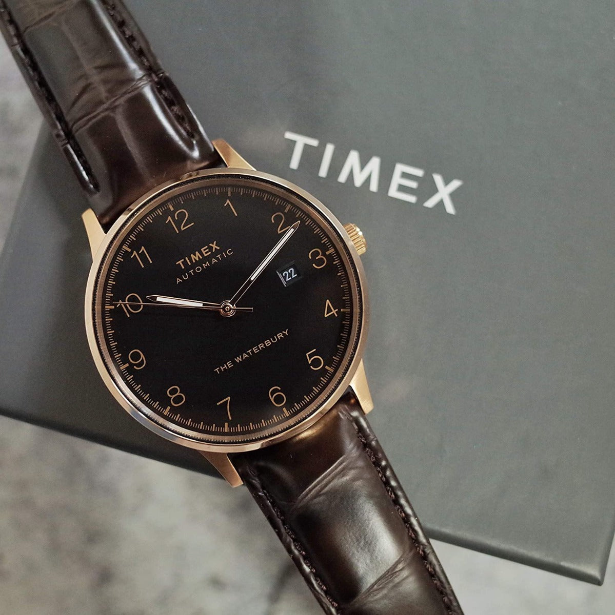 Gwylio Awtomatig Waterbury i Ddynion Timex gyda Deial Du a Strap Lledr Brown TW2T70100