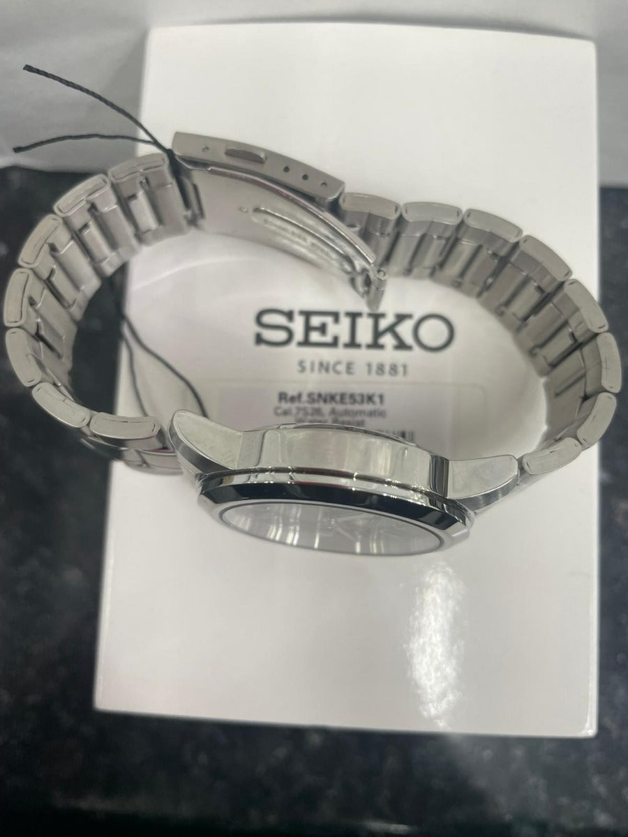 Gwyliad Awtomatig Dynion Seiko gyda Deial Ddu a Strap Dur Di-staen SNKE53K1 *ADNEWYDDWYD*