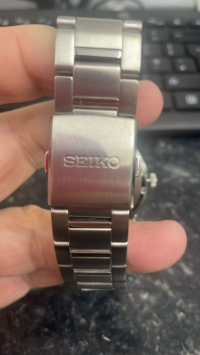 Gwylio Dynion Seiko gyda Deial Du a Breichled Arian SUR569P1 *Wedi'i Adnewyddu*