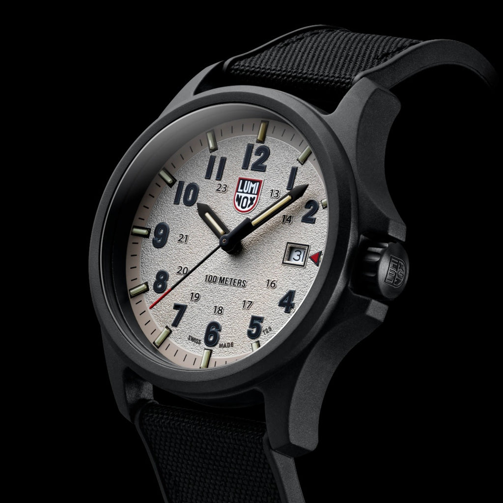 Cloc Mwn Atacama Luminox i Ddynion gydag Wyneb Arian a Strap Gyfnewidiol XL.1971.SET