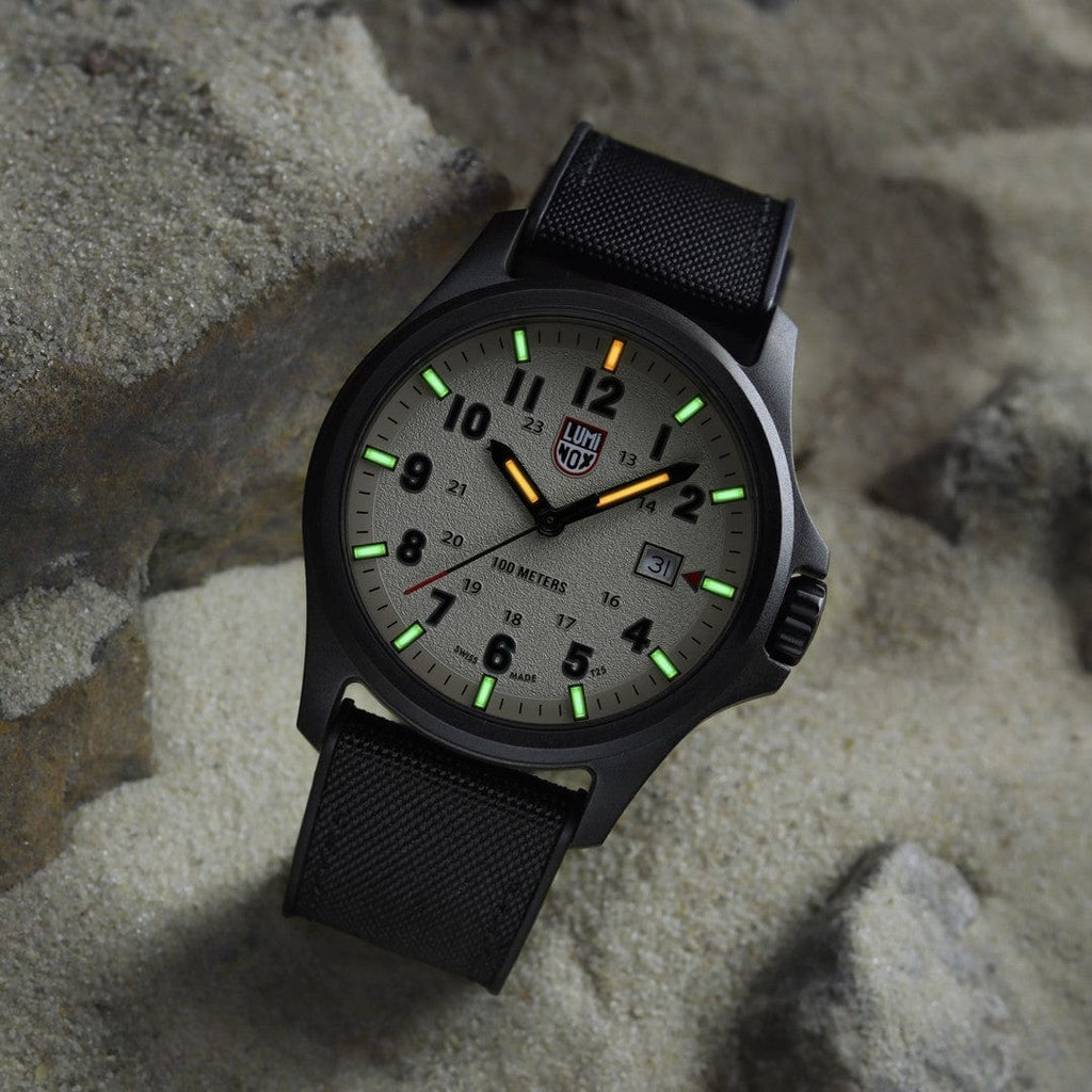 Cloc Mwn Atacama Luminox i Ddynion gydag Wyneb Arian a Strap Gyfnewidiol XL.1971.SET