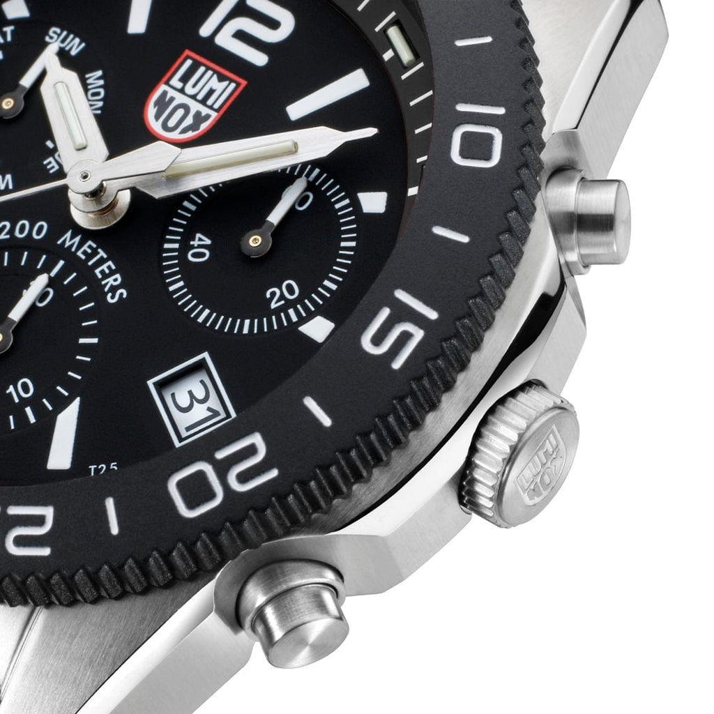 Oriawr Chronograff Dynion Luminox Pacific Diver gyda Deial Du a Strap Arian XS.3142