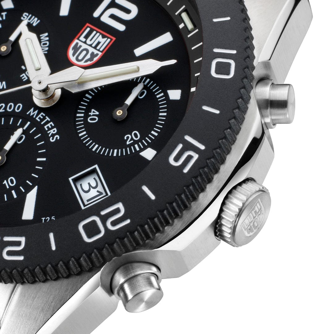 Oriawr Chronograff Dynion Luminox Pacific Diver gyda Deial Du a Strap Arian XS.3142