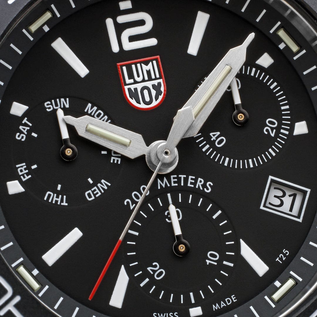 Oriawr Chronograff Dynion Luminox Pacific Diver gyda Deial Du a Strap Arian XS.3142