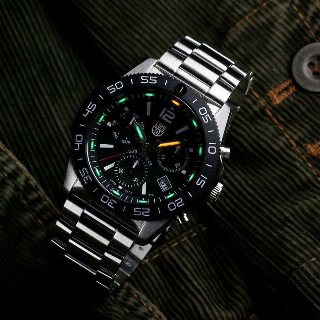 Oriawr Chronograff Dynion Luminox Pacific Diver gyda Deial Du a Strap Arian XS.3142