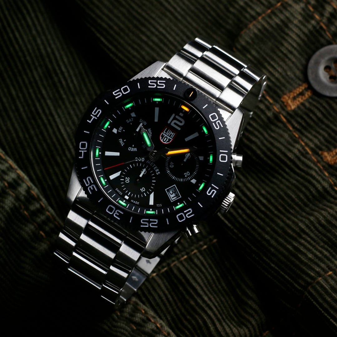 Oriawr Chronograff Dynion Luminox Pacific Diver gyda Deial Du a Strap Arian XS.3142