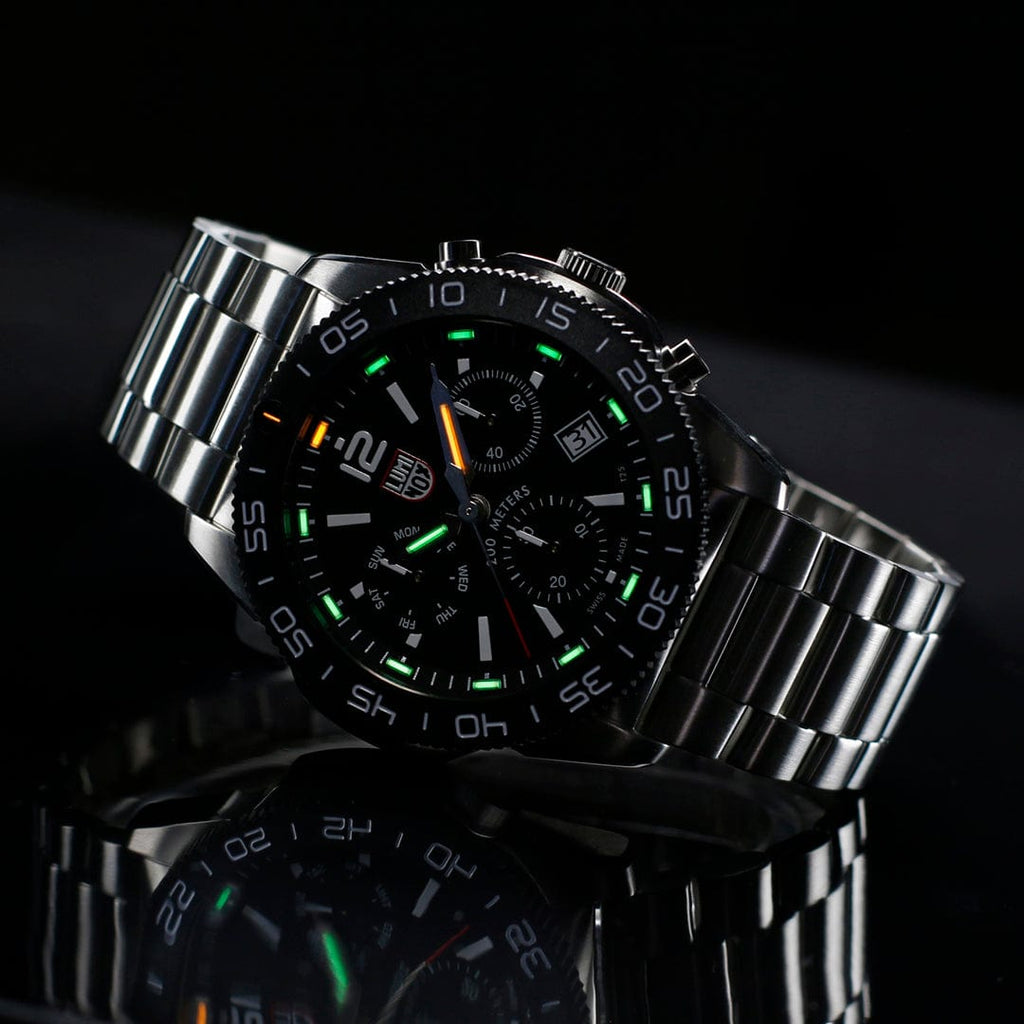 Oriawr Chronograff Dynion Luminox Pacific Diver gyda Deial Du a Strap Arian XS.3142