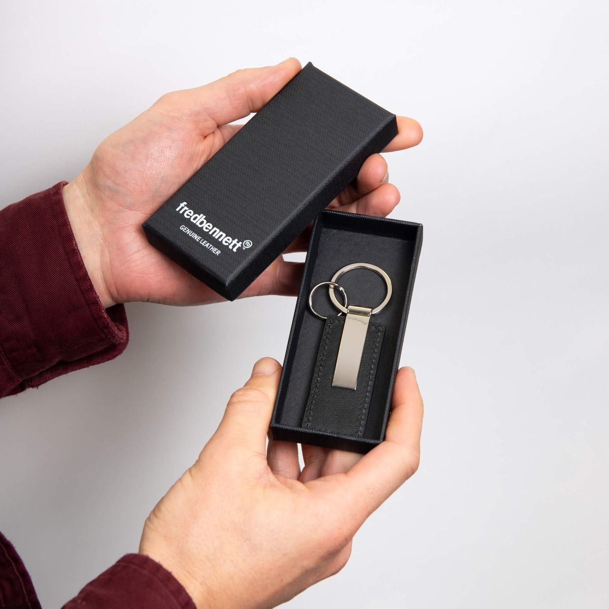 Fred Bennett Black Leather Key Chain with Engravable Tag Y2625